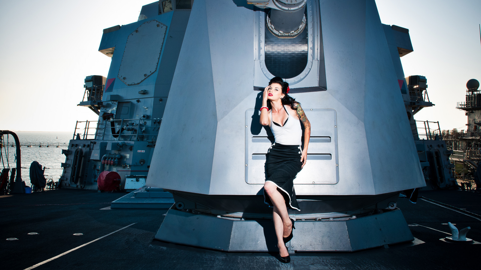 pinup model shot on a us navy destroyer, палуба, пушка