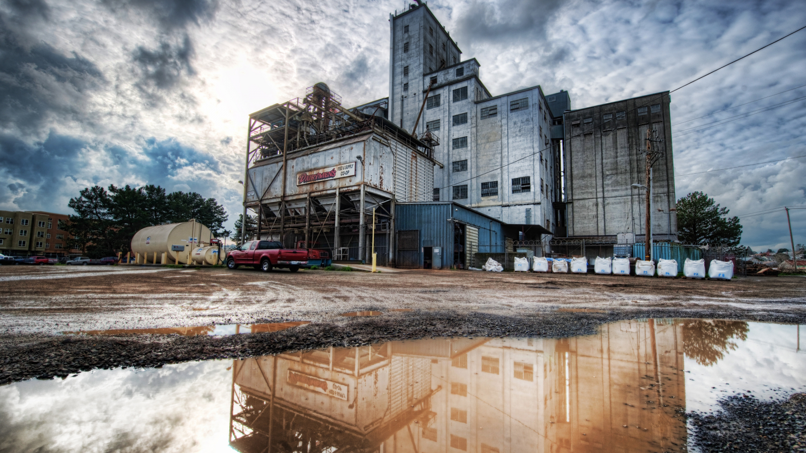 облака, heavy industry in petaluma, лужа, здание