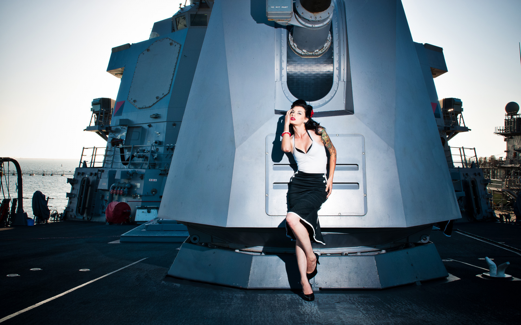 pinup model shot on a us navy destroyer, палуба, пушка