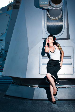 pinup model shot on a us navy destroyer, палуба, пушка