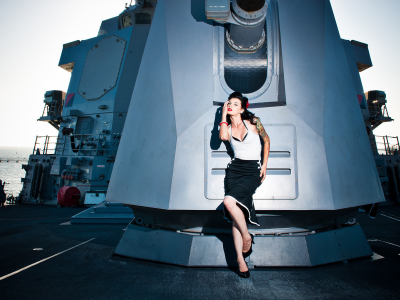 pinup model shot on a us navy destroyer, палуба, пушка