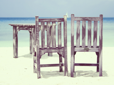стулья, стол, пляж, песок, море, парусник