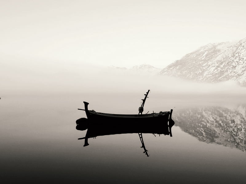 reflection, озеро, nature, отражение, mountains, landscape, lake, вода, чб, water, fog, природа, пейзаж, snow, снег, 1920x1200, b&w, туман, boat, горы, лодка