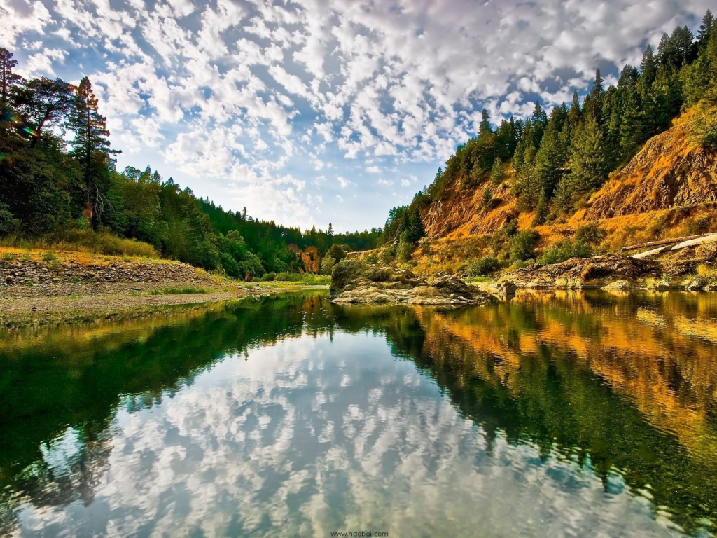 вода, зелень, деревья, облака, русло, река, отражение, небо, лес