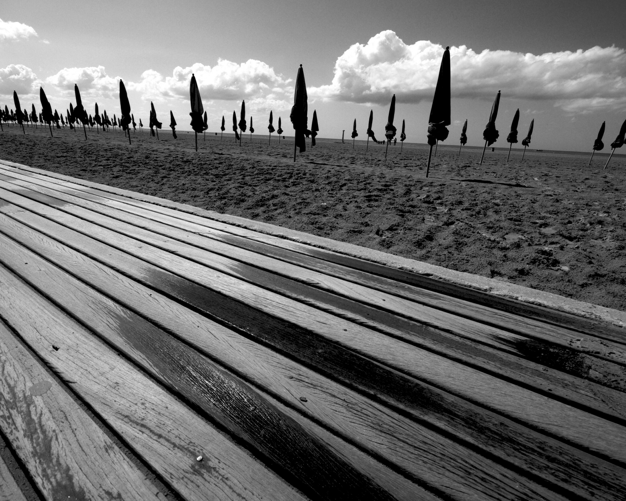 пляж, небо, доски, песок, чб, зонты, фото