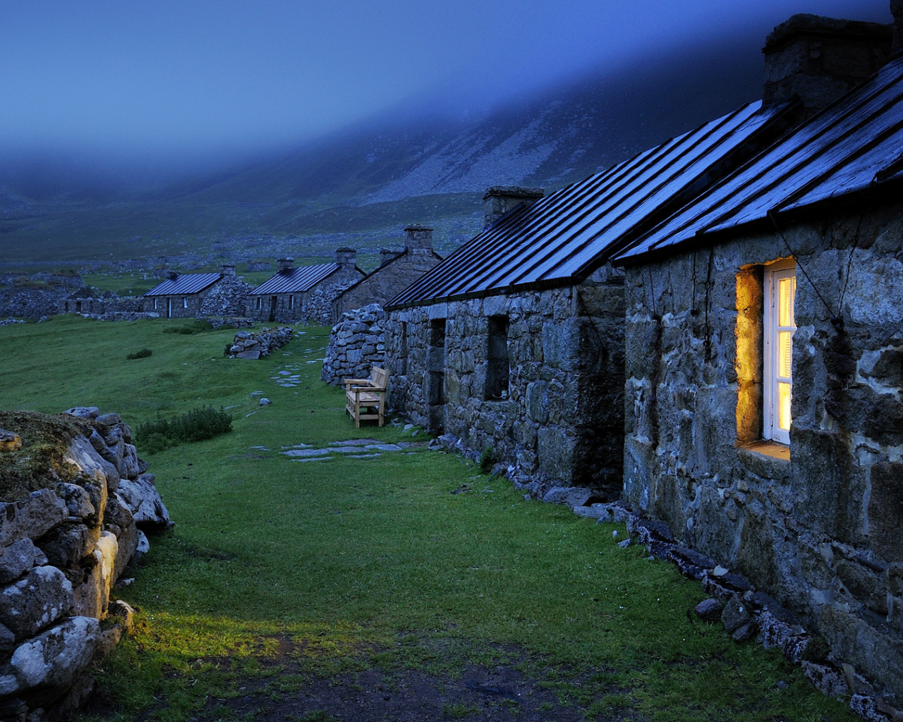 крыши, свет, камни, окно, зеленая трава, строения, каменные домики