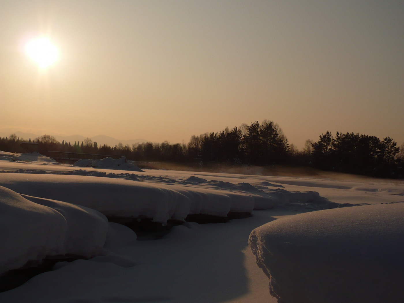 закат, зима, окраина, село, снег, река замерзшая