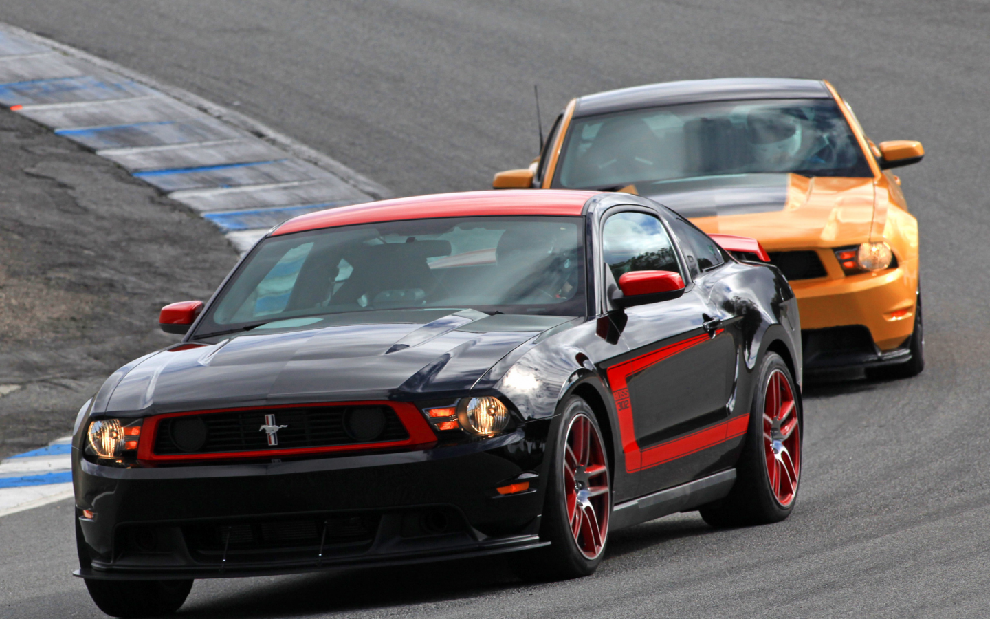 трек, black, speed, mustang, ford, скорость, orange, чёрный, boss 302, поворот, мустанг, форд, оранжевый