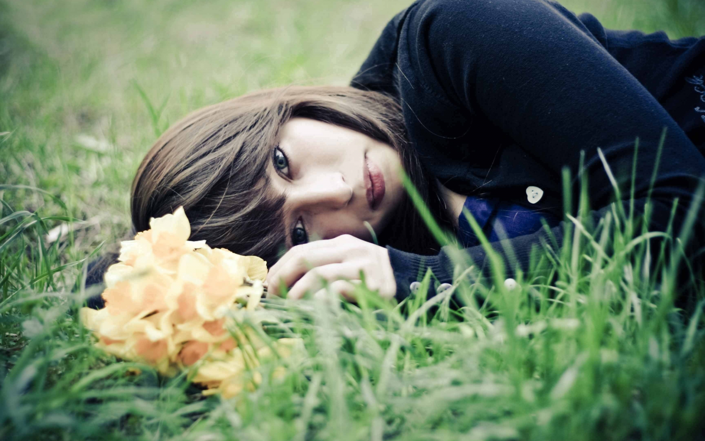 девушка, цветок, лежит, трава, губы, свитер