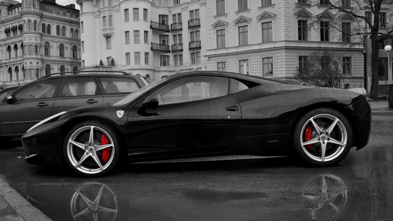 ferrari 458 italia, красные тормоза, чб, дождь