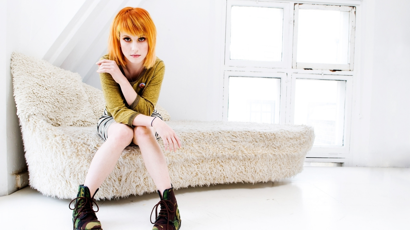 hayley nichole williams, рыжая, певица, девушка, сидит, окно, диван