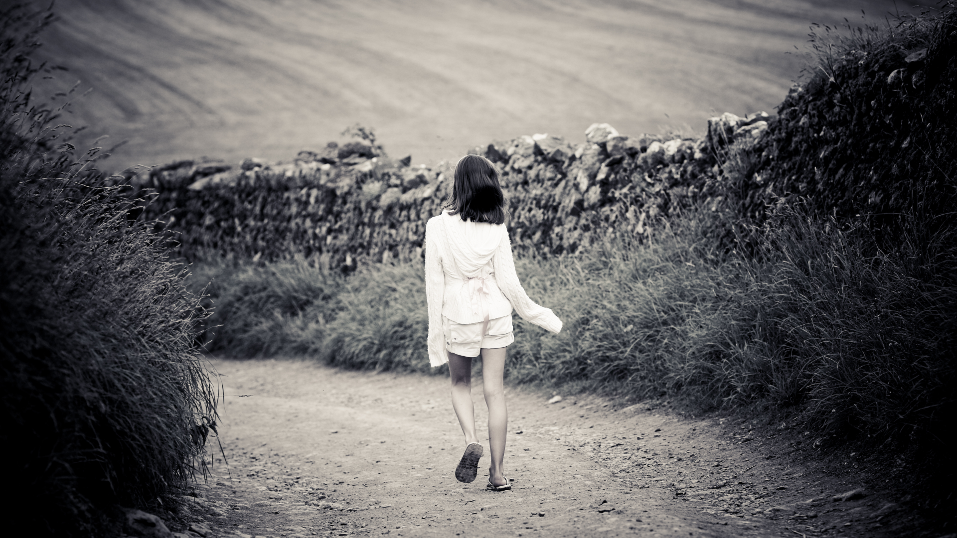 путь, девочка, черно-белый, одиночество, дорога, поле, камни, стремление, трава, прогулка, настроение