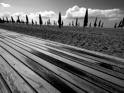 пляж, небо, доски, песок, чб, зонты, фото
