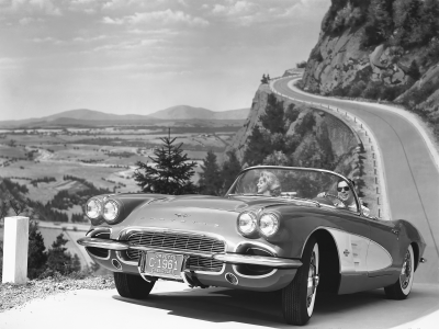 chevrolet, горная дорога, мужчина и женьщина, чернобелое, шевроле, корвет, c1, 1961, серпантин, деревья, corvette, панорама, ретро
