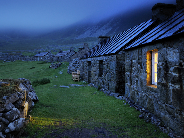 крыши, свет, камни, окно, зеленая трава, строения, каменные домики