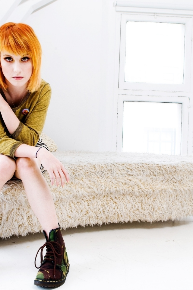 hayley nichole williams, рыжая, певица, девушка, сидит, окно, диван