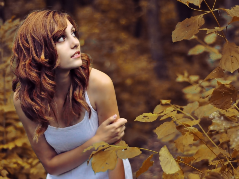 листья, leaves, волосы, осень, девушка, холодно, girl, nature, взгляд, природа, маечка, белая, autumn