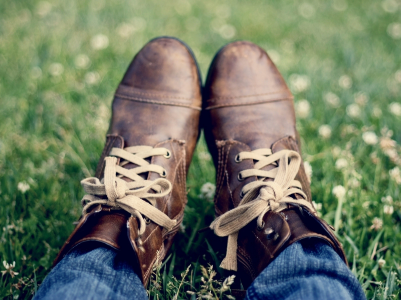 трава, ботинки, джинсы, шнурки
