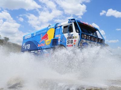 red bull, небо, камаз, kamaz, dakar, синий, rally, брызги, вода, дакар