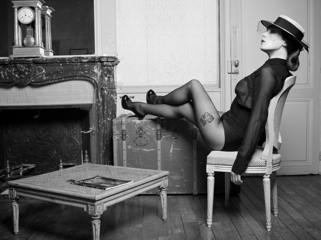 в чёрном, чб фото, шляпка, девушка, стиль, 20 годы, стул