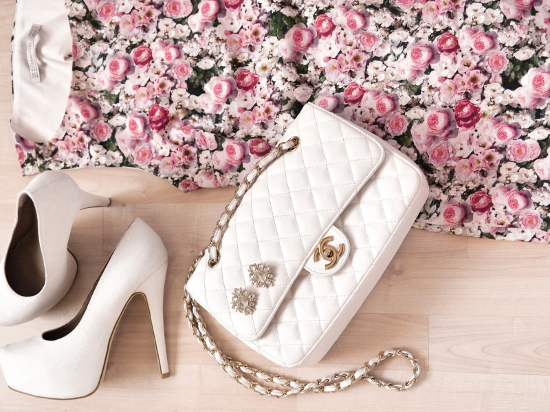 розы, туфли, chanel, белые, одежда, сумка, платье, цветы