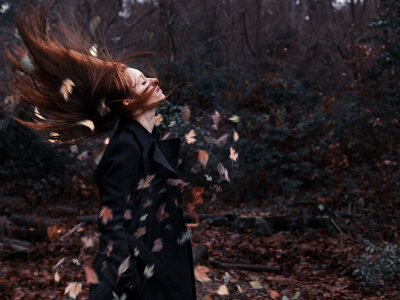 девушка, ветер, листья, ситуация