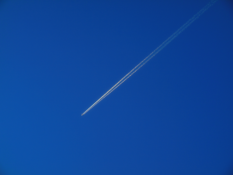 синее небо, самолет, след, полосы