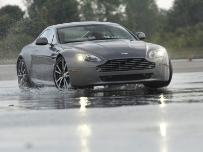 Aston Martin, серый, лужа