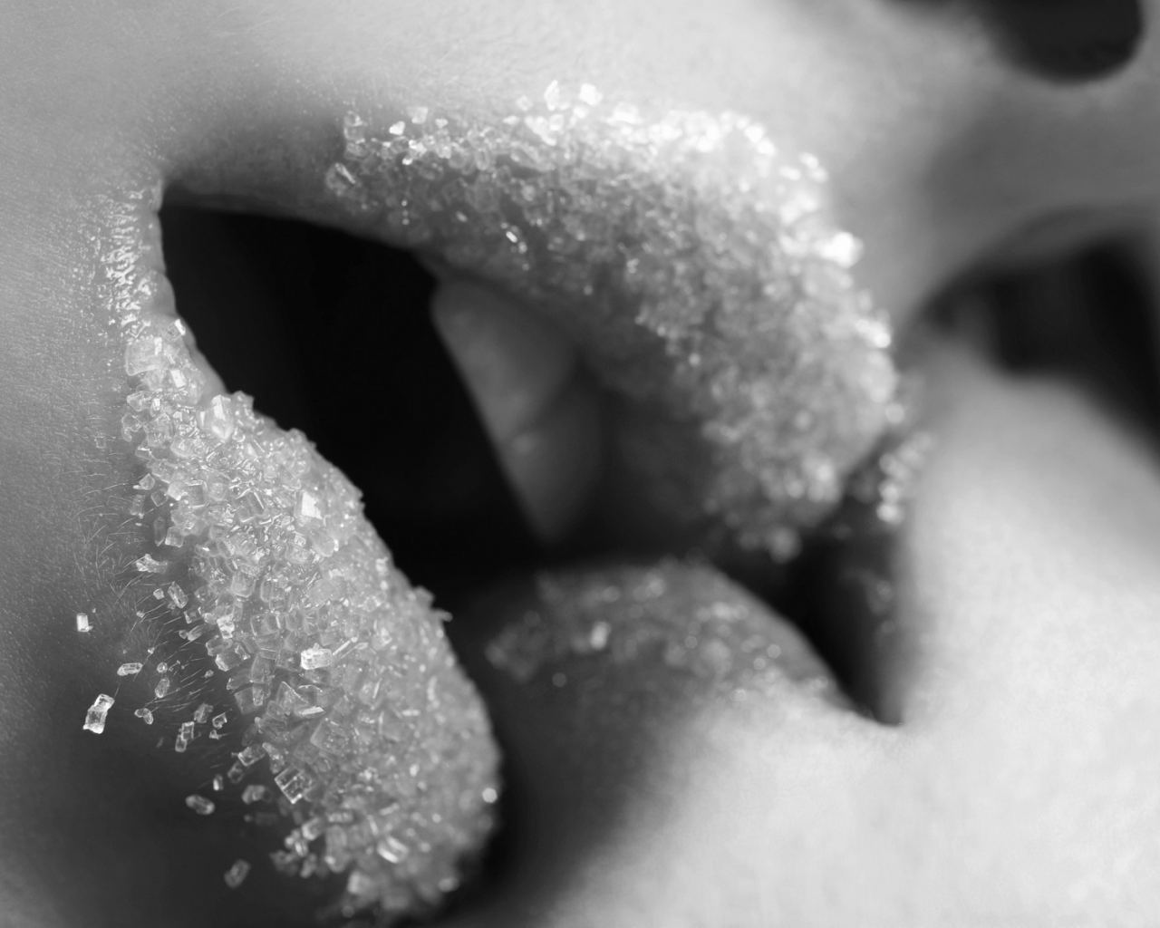 губы, чёрно - белое, поцелуй, сахар