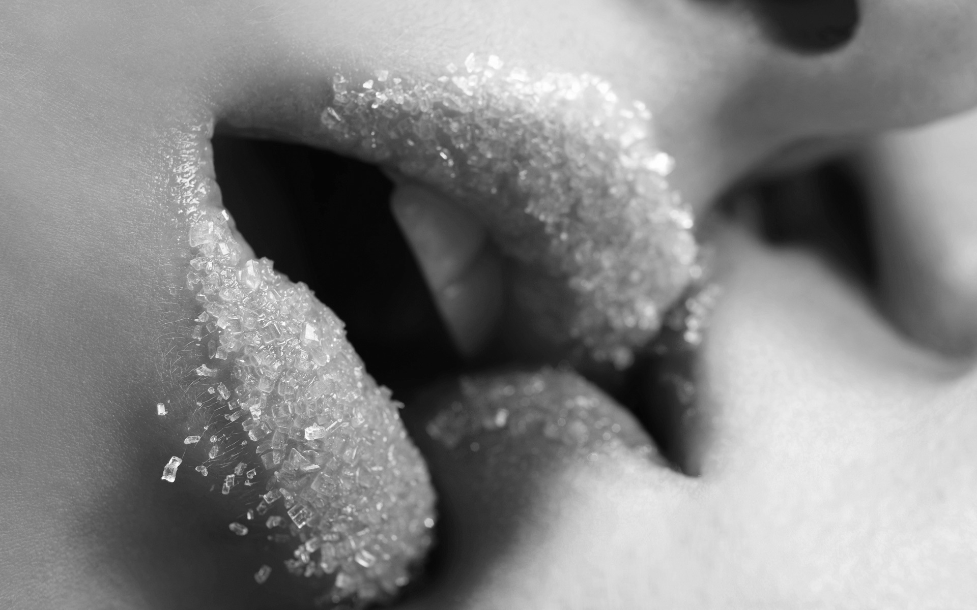 губы, чёрно - белое, поцелуй, сахар