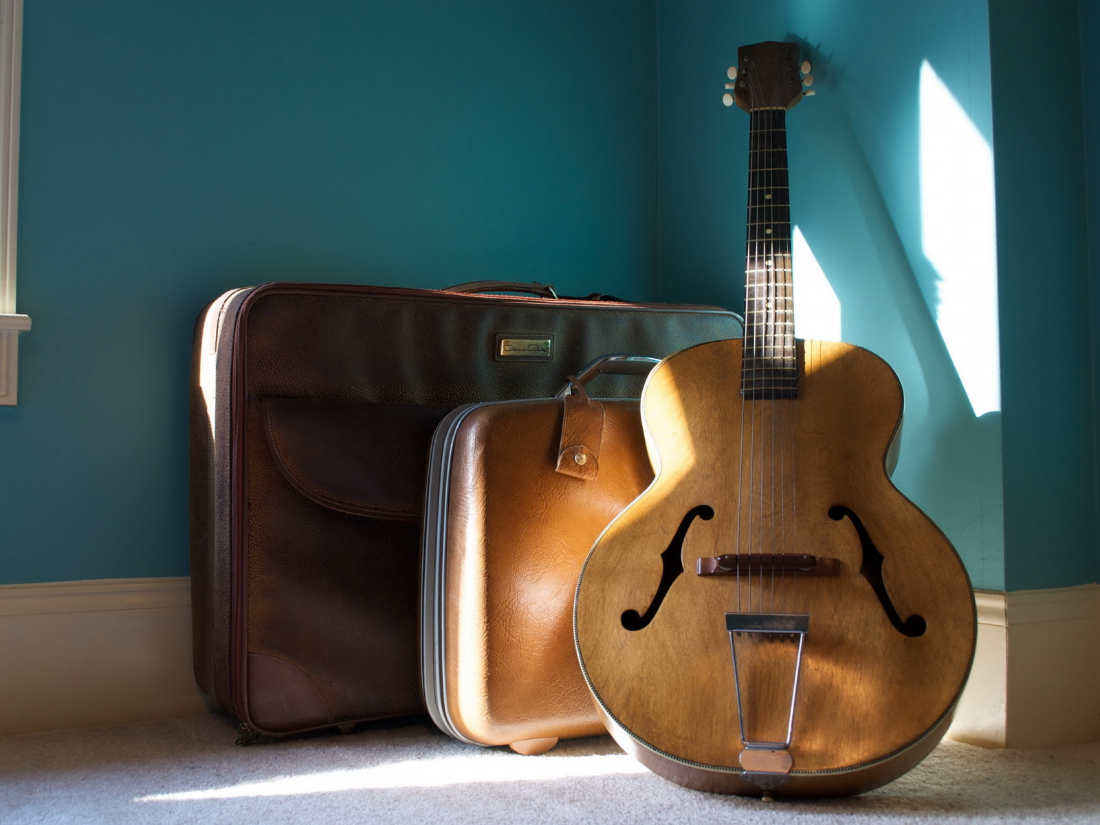 чемодан, гитара, музыка