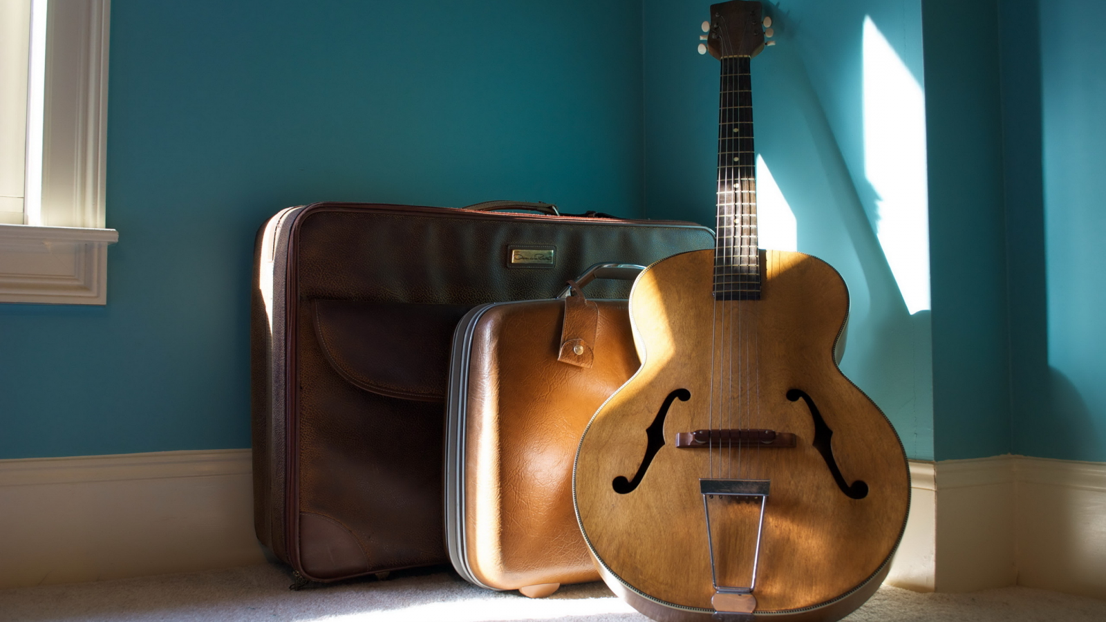 чемодан, гитара, музыка