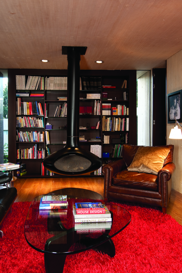 книги, диван, кресло, полки, интерьер, мебель, камин