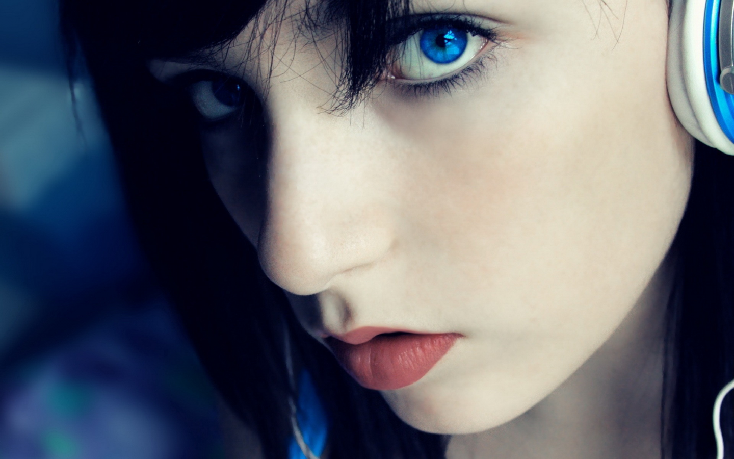 губы, девушка, голубые глаза, взгляд, наушник