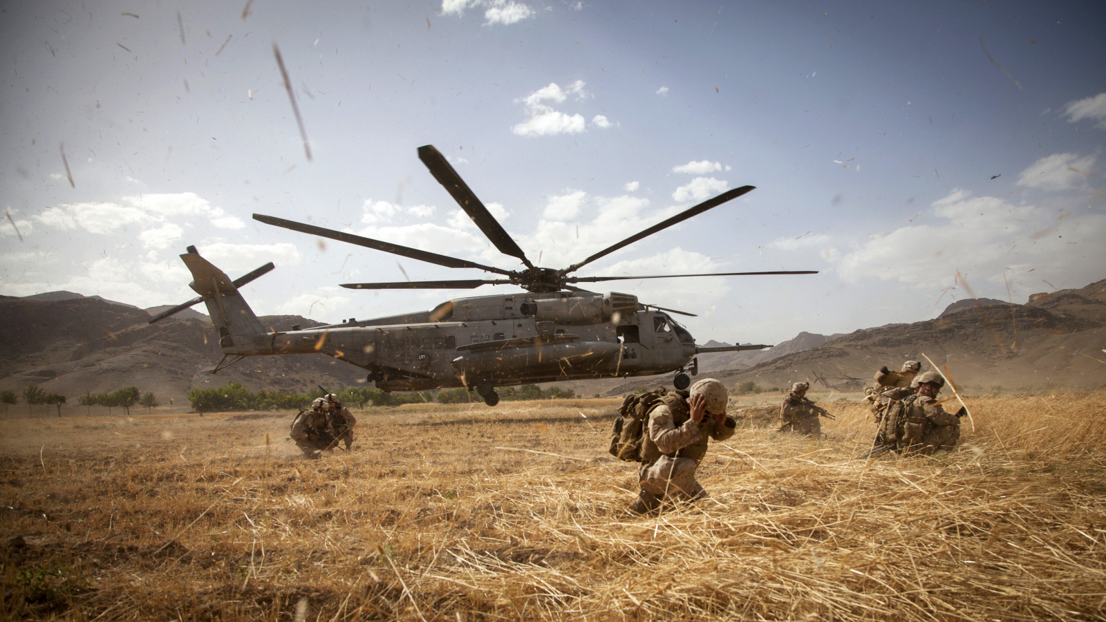 солдаты, вертолёт, ветер, поле, горы, афганистан