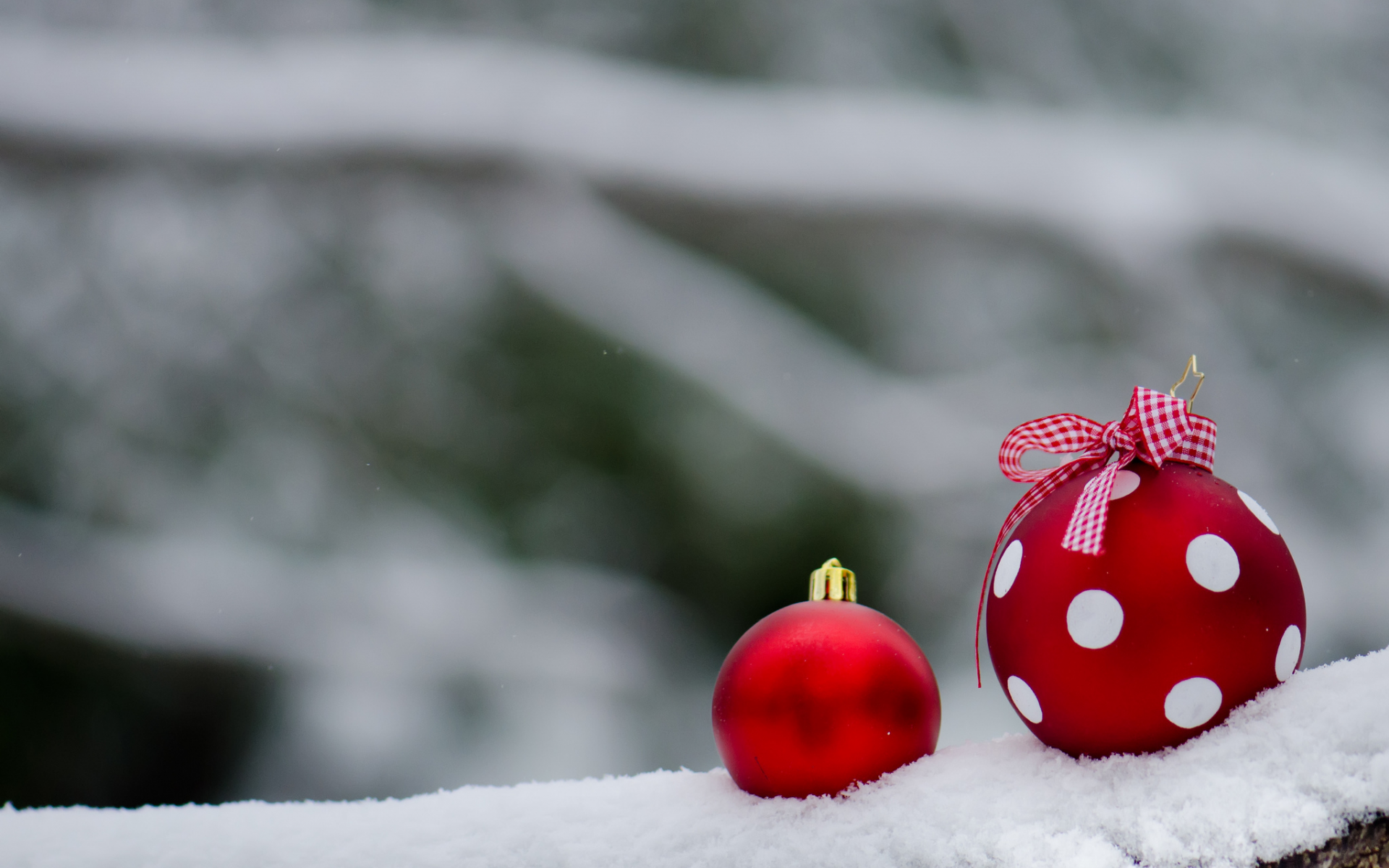 красные, украшение, шары, новый год, снег, новогоднее