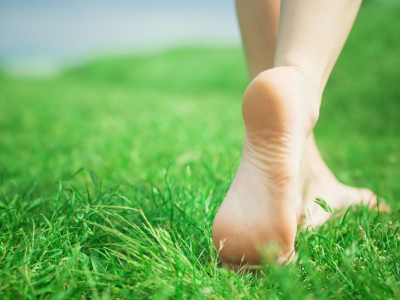 настроения, трава, девушка, зелень, ноги, природа, шаг