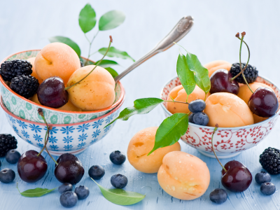 ежевика, голубика, черника, вишня, абрикосы, фрукты