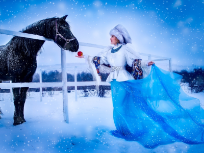 девушка, платье, шапка, лошадь, снег, платок, яблоко