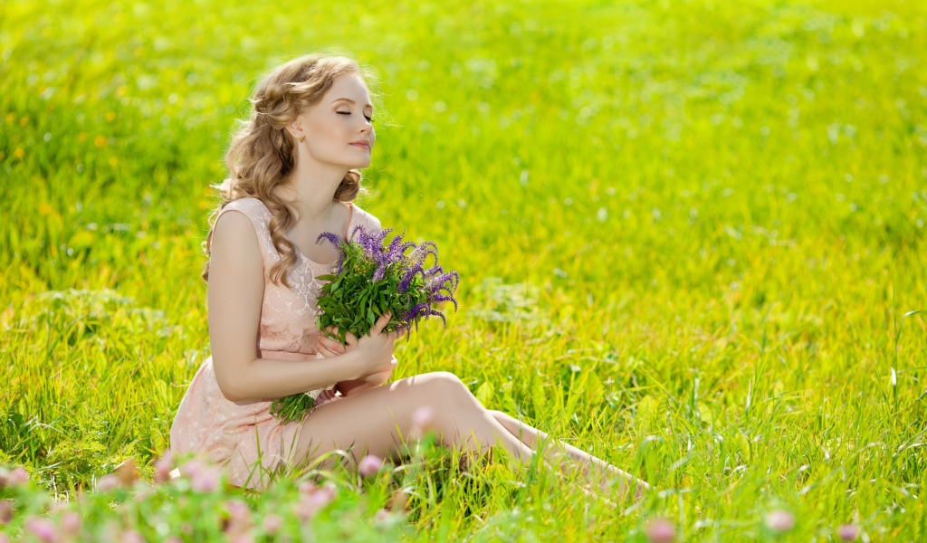 девушка, блондинка, поле, букет, цветы, трава