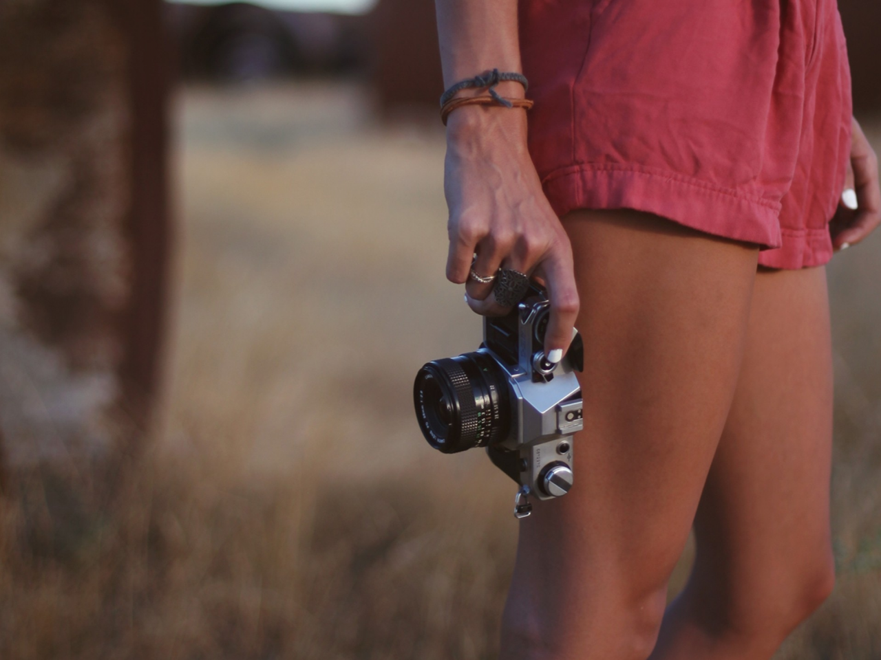 девушка, ноги, фотоаппарат, руки, браслеты, природа