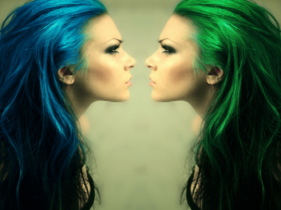к лицу, профиль, зеленые, девушка, волосы, синее, лицо