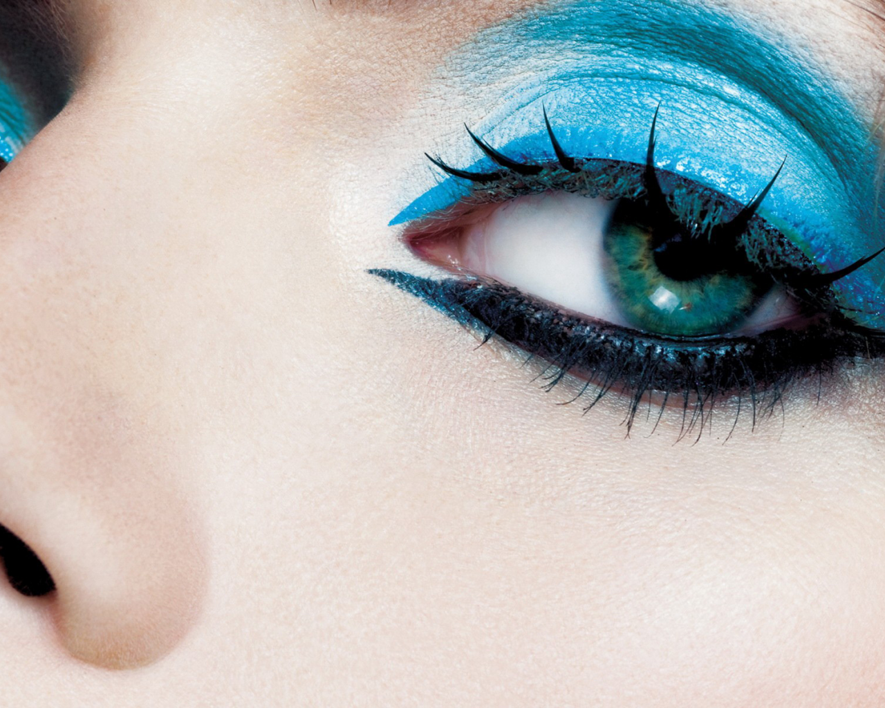 make-up for eyes, strong colors, blue, black