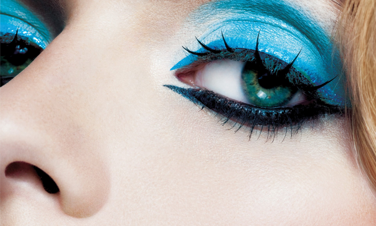 make-up for eyes, strong colors, blue, black