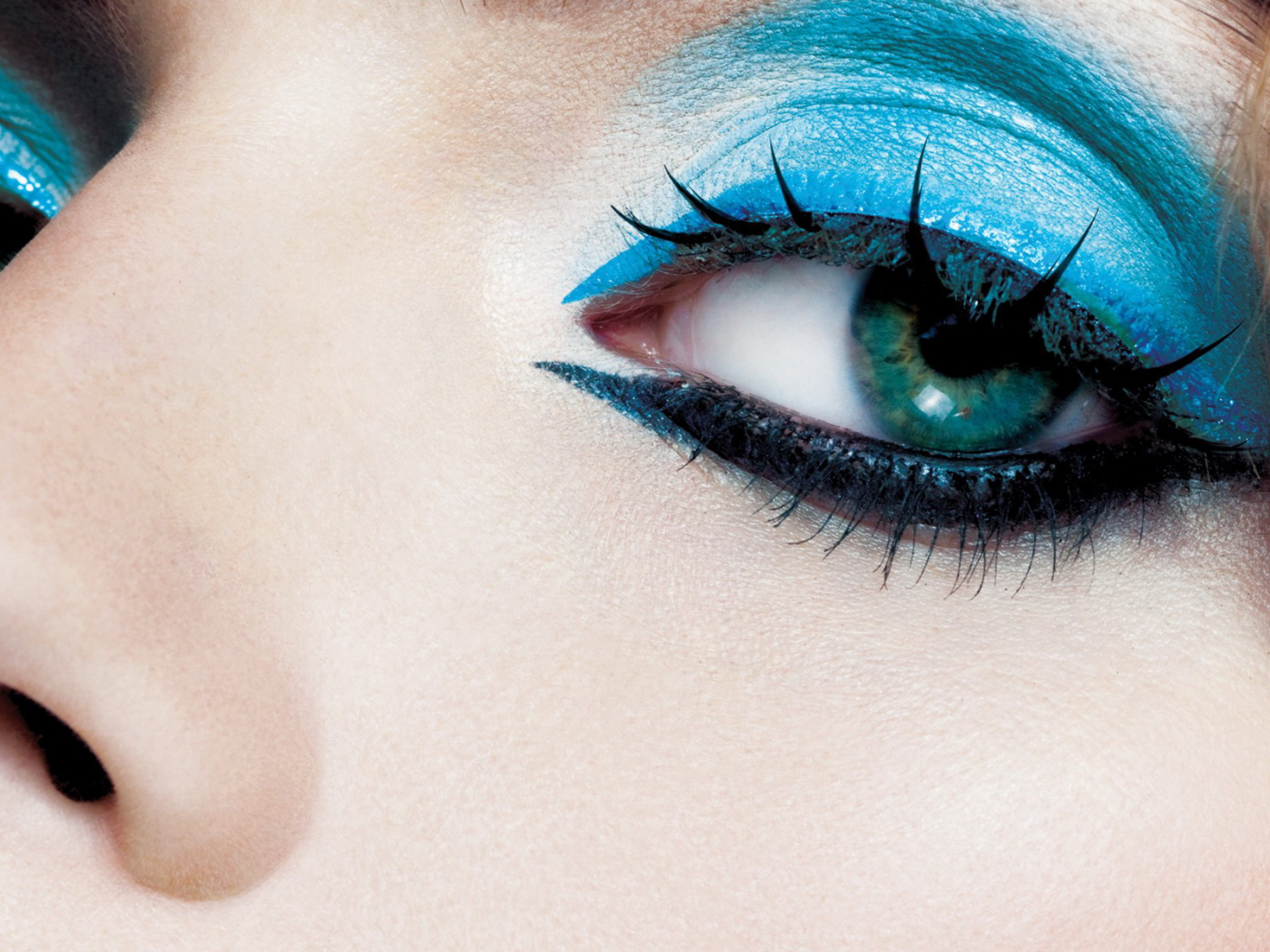 make-up for eyes, strong colors, blue, black