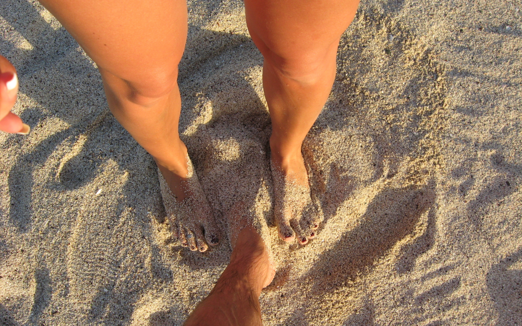 ноги женские, нога мужская, песок, пляж, встреча