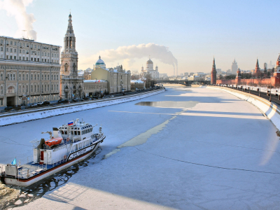 Россия, Москва, набережная, судно, лёд, зима.