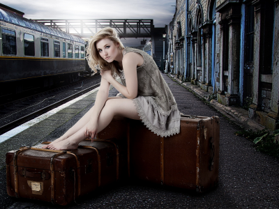 Вокзал, чемодан, девушка, ожидание.
