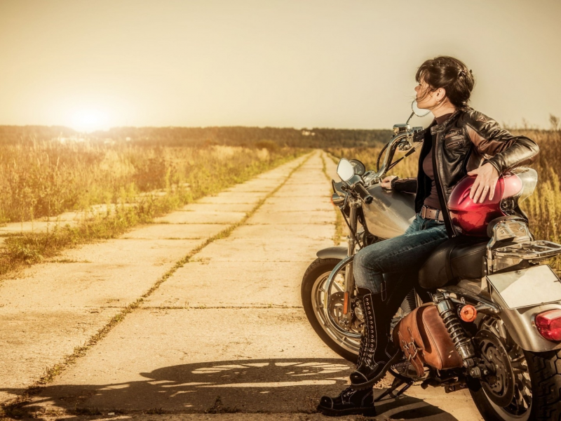 Девушка, мотоцикл, дорога.