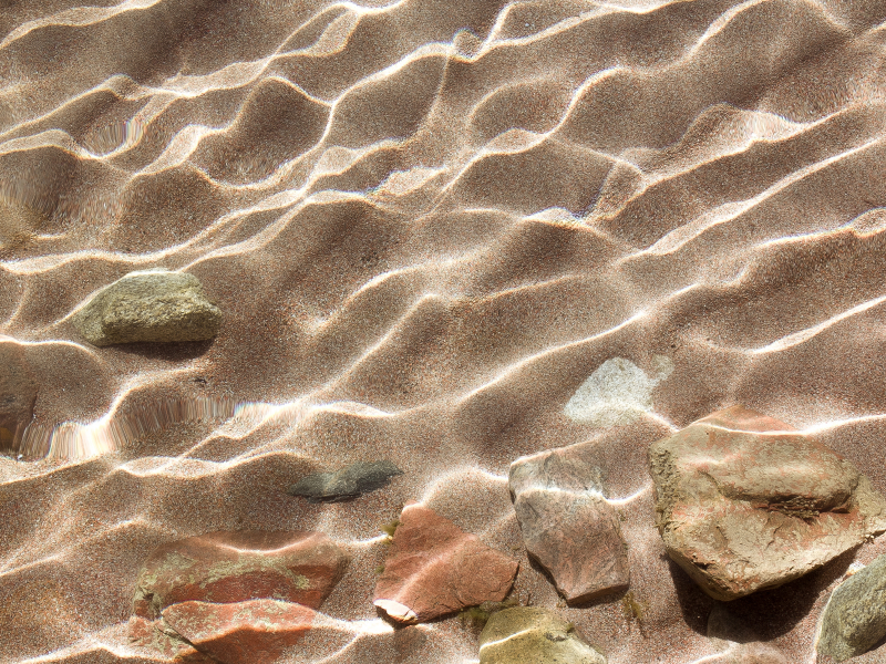 Вода, камни, песок, свет.